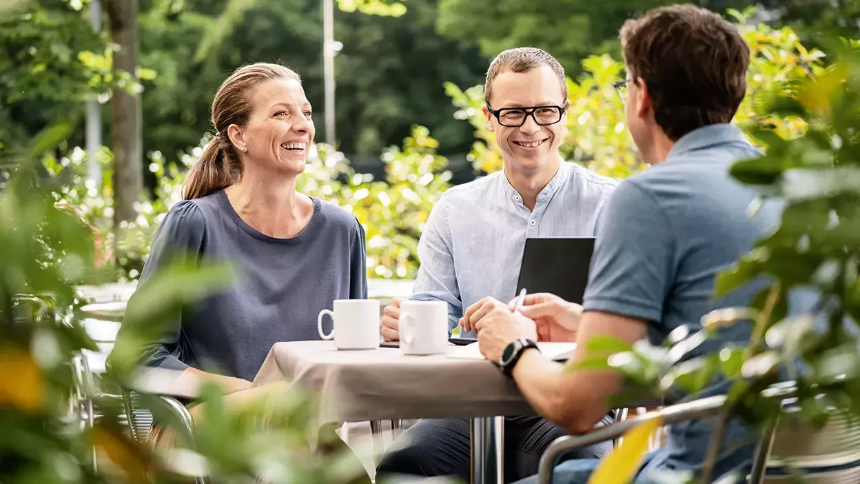 Carglass Mitarbeiter bei Kaffeepause im Freien