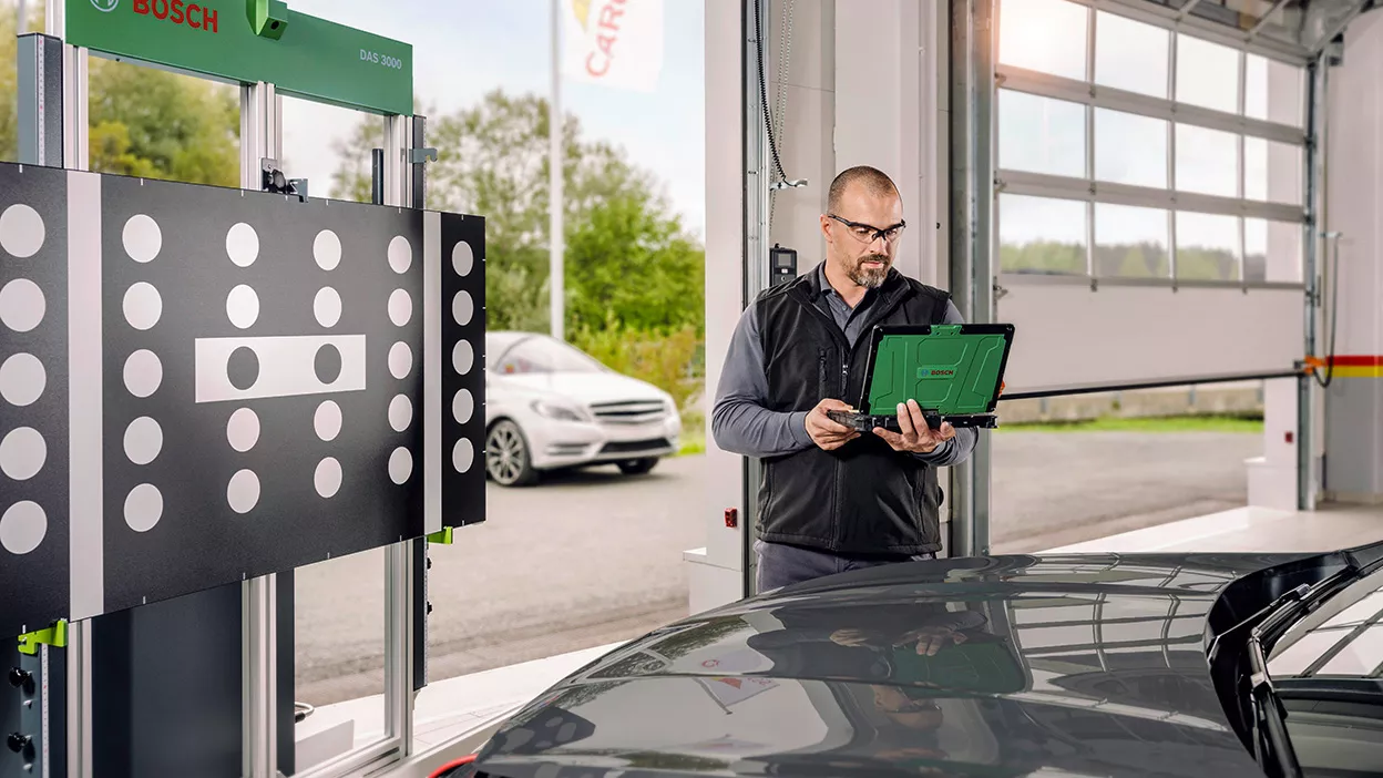 Carglass Monteur kalibriert Fahrerassistenzsysteme