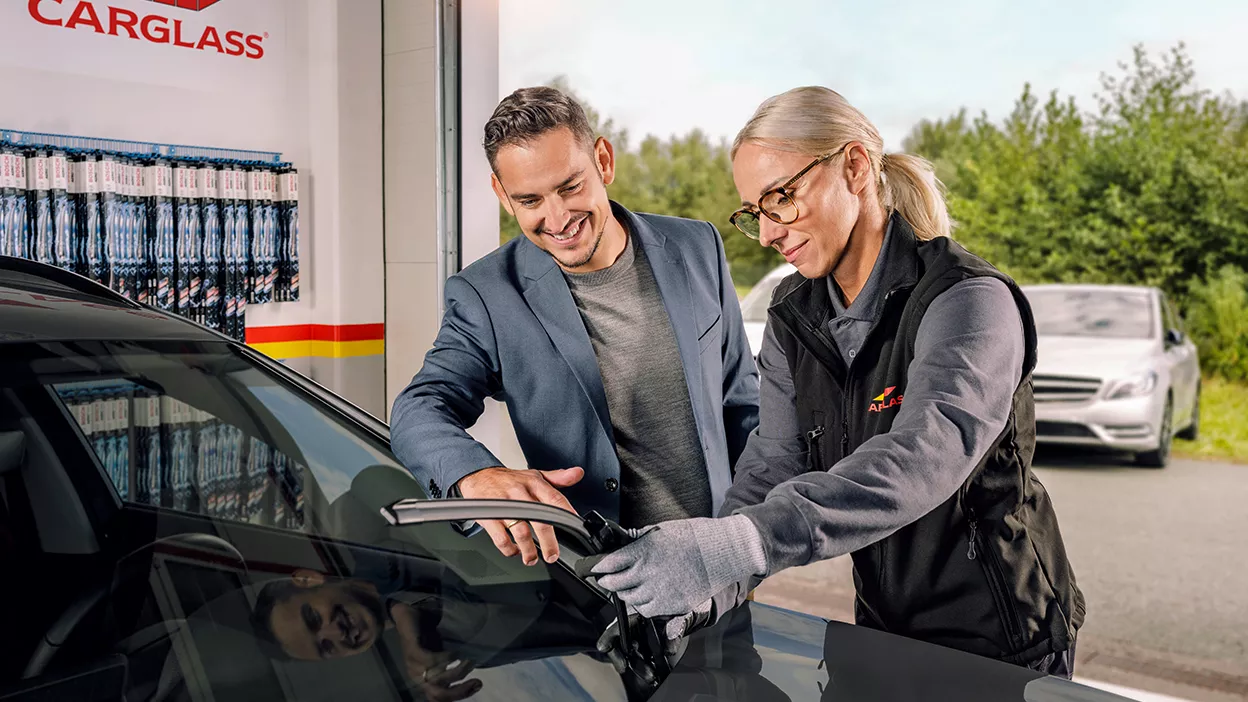 Carglass Monteur erklärt Scheibenwischer