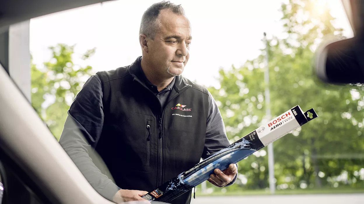 220402_VAPs_Monteur mit Bosch Wischerverpackung