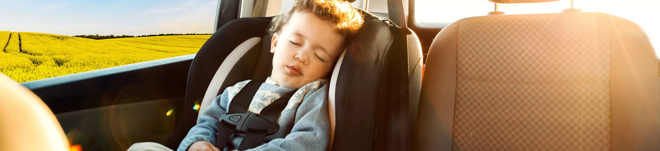 Kind im Kindersitz schläft während Autofahrt dank KlimaCare+