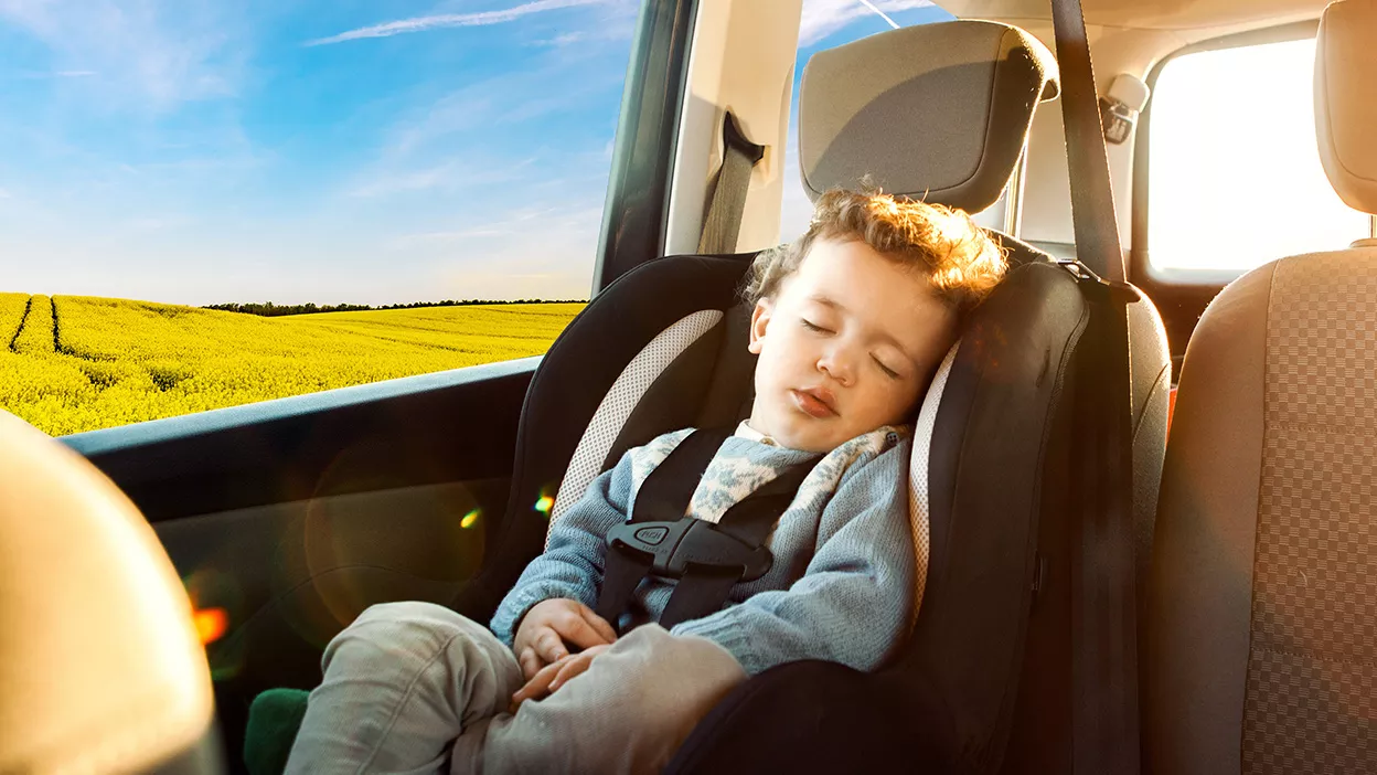 Kind im Kindersitz schläft während Autofahrt dank KlimaCare+