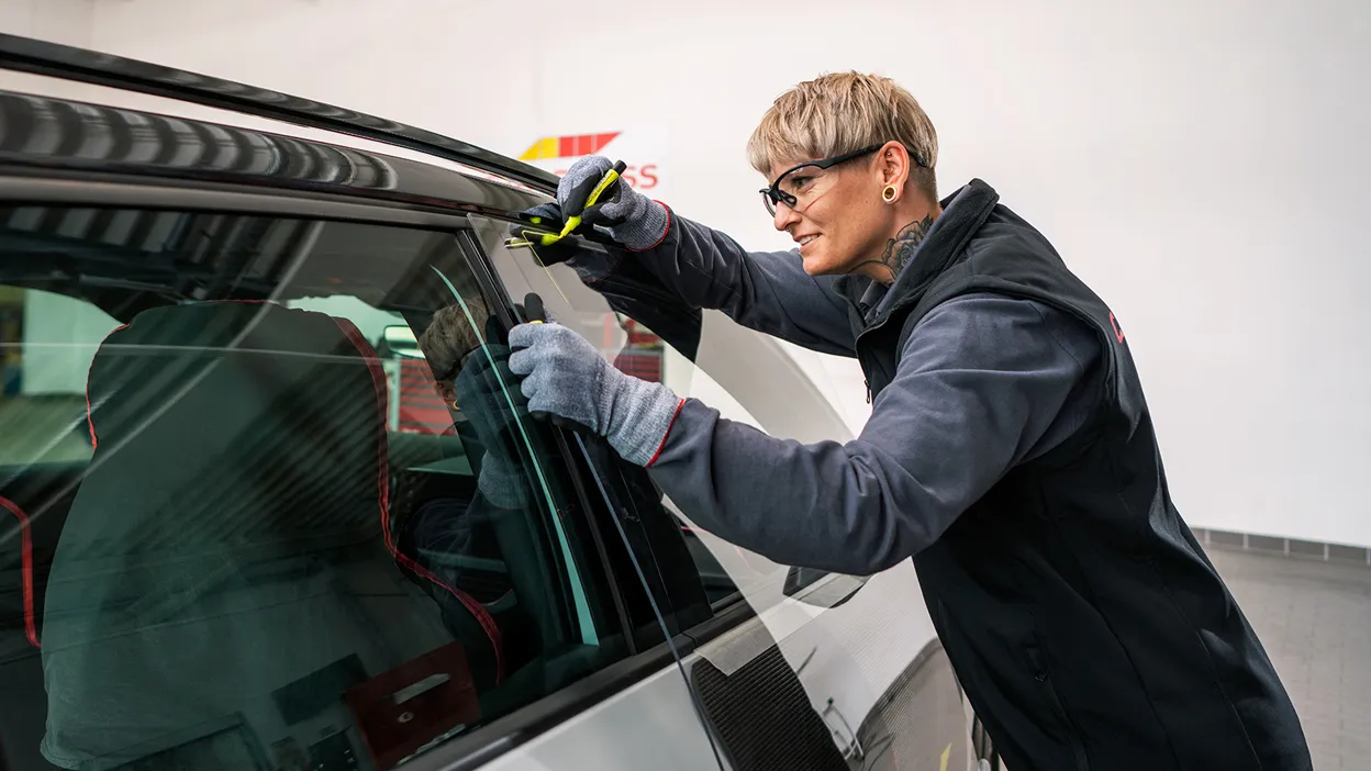 Monteur macht Notverglasung