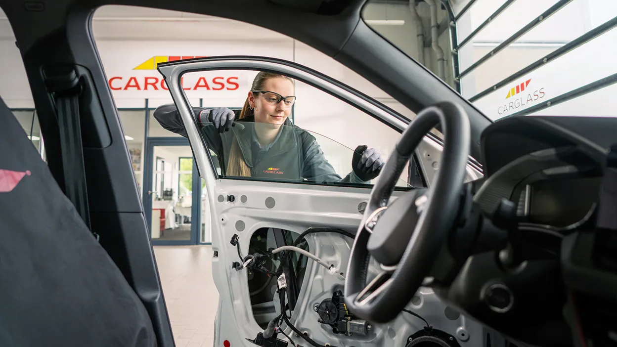 Monteur tauscht Seitenscheibe