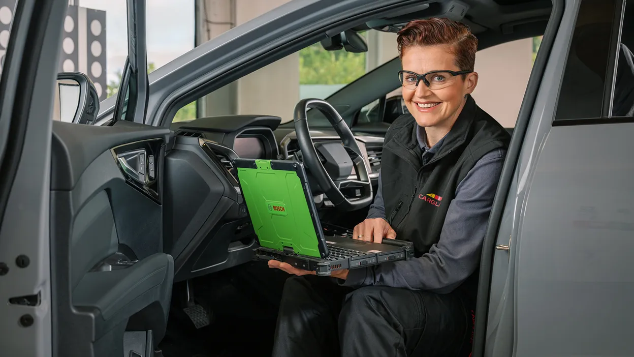 Monteur kalibriert Kamera