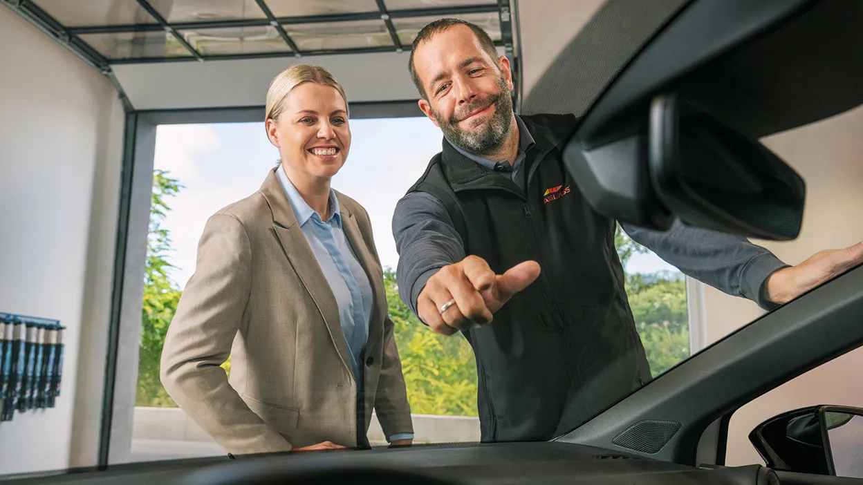 Kundenberatung am Auto
