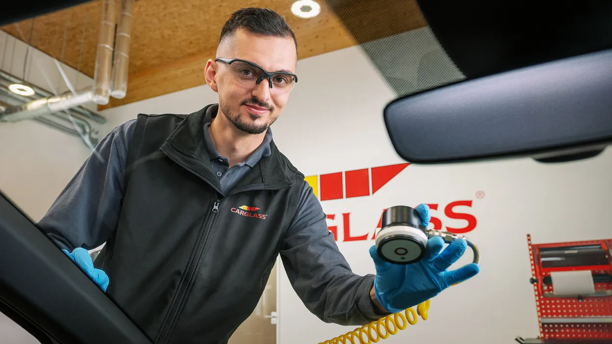 Monteur repariert Steinschlag