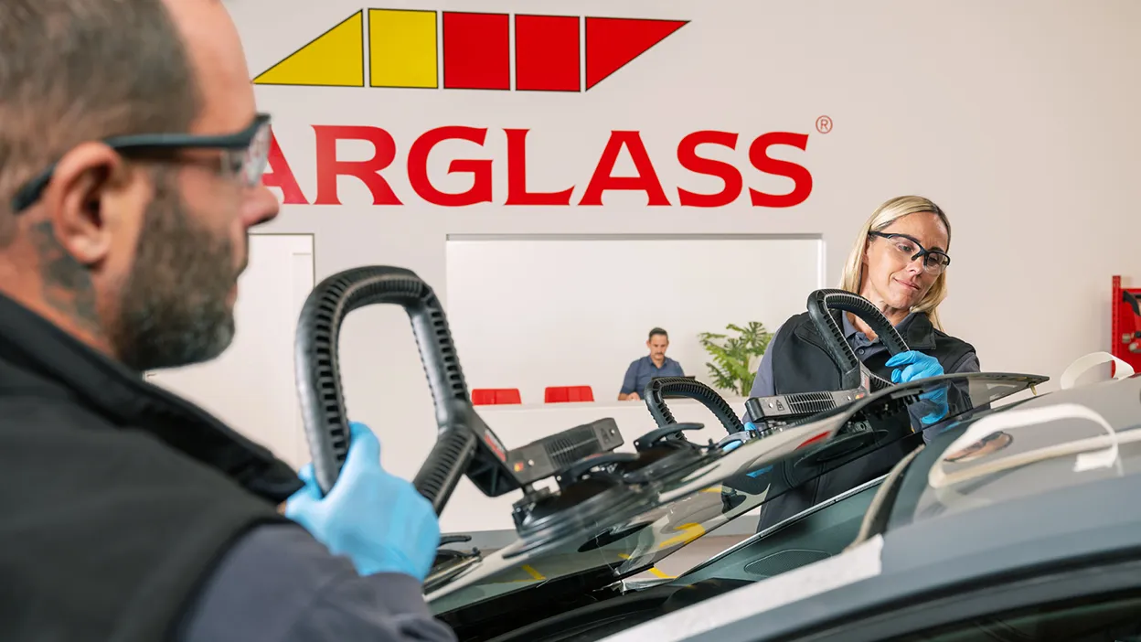 Monteur tauscht Scheibe