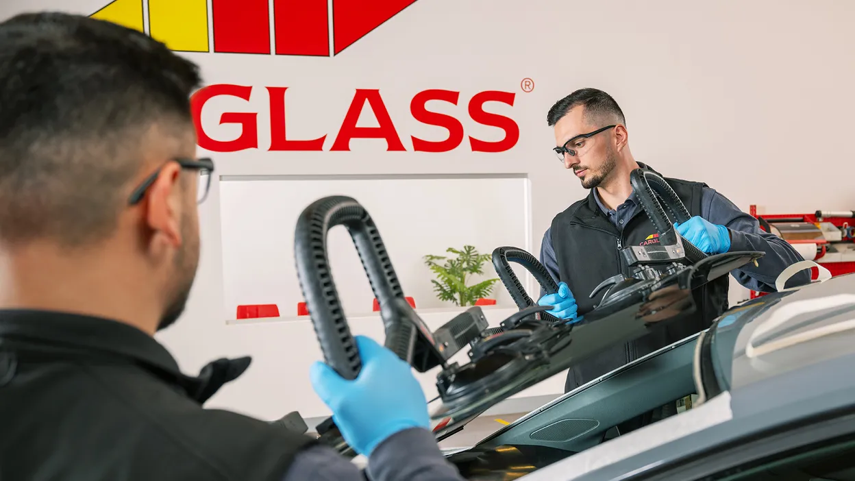 Monteur tauscht Scheibe