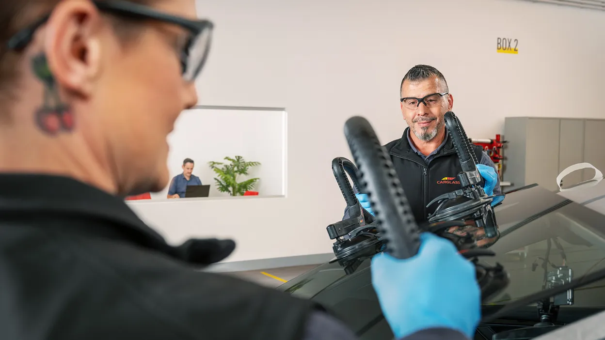 Monteur tauscht Scheibe