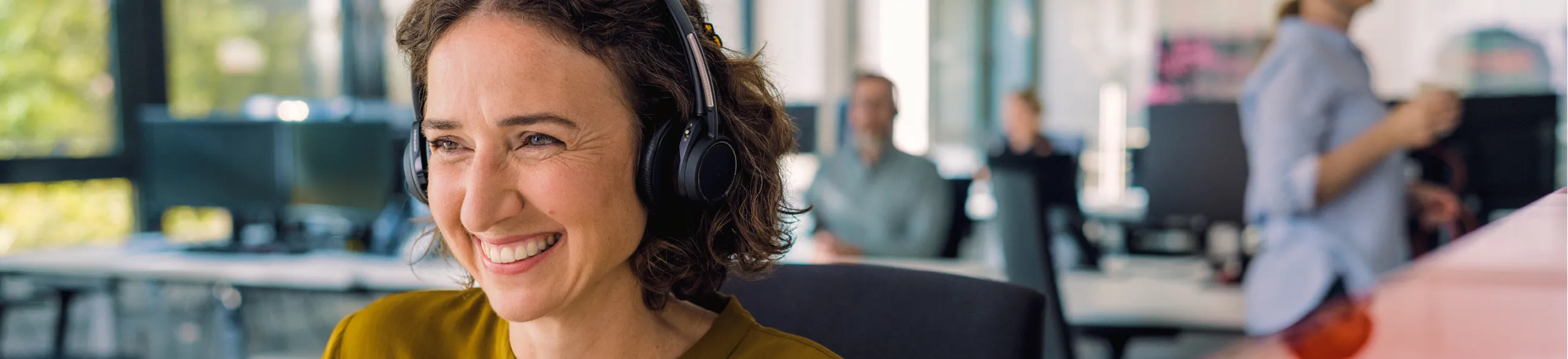 Callcenter Mitarbeiter am Computer