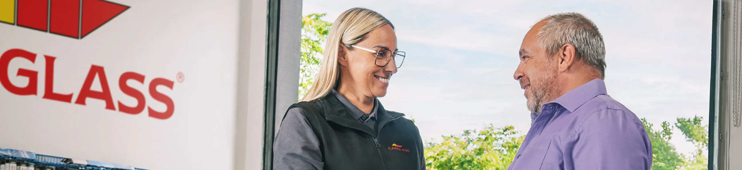 Kundenberatung am Auto