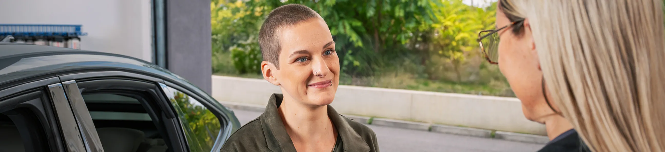 Kundenberatung am Auto