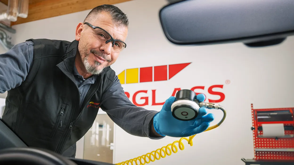 Monteur repariert Steinschlag